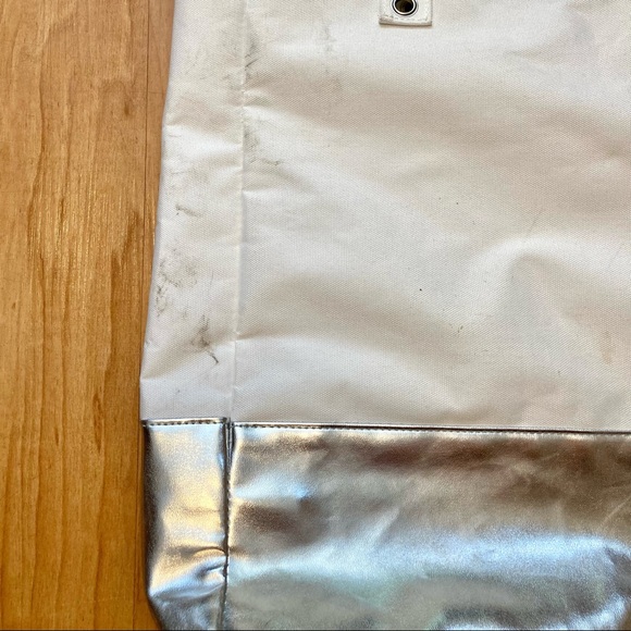 Large white tote bag with metallic silver base - Picture 6 of 7